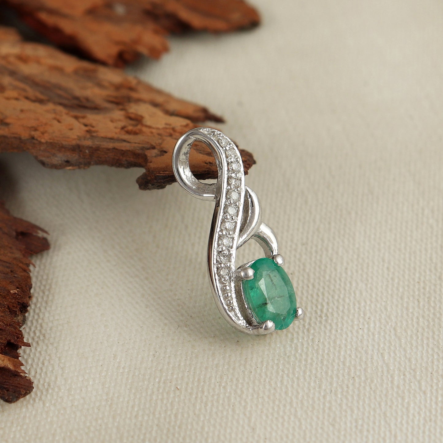 0.85 Ct Emerald Pendant-925 Silver Pendant-May Birthstone Pendant-Diamond Pendant-Natural Emerald Jewelry-7x5mm Oval Cut Gemstone Pendant