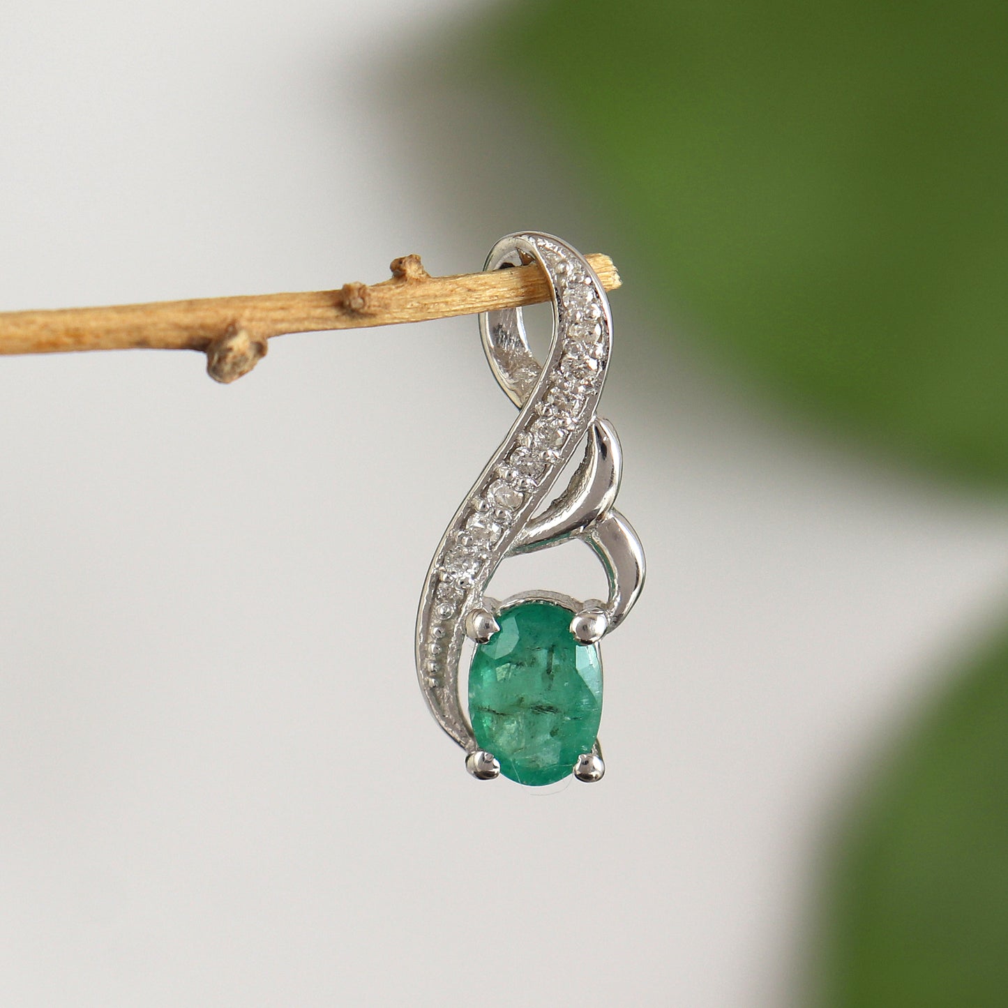 0.85 Ct Emerald Pendant-925 Silver Pendant-May Birthstone Pendant-Diamond Pendant-Natural Emerald Jewelry-7x5mm Oval Cut Gemstone Pendant